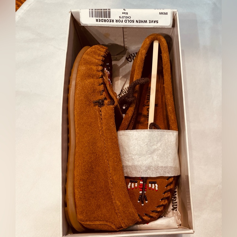 NIB Minnetonka Brown Suede Beaded Fringe  Soft Moccasin, big girl size 2 - FIRM